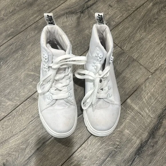• Dr. Martens • Women’s COMBS WOMEN'S POLY CASUAL BOOTS White on White US 6