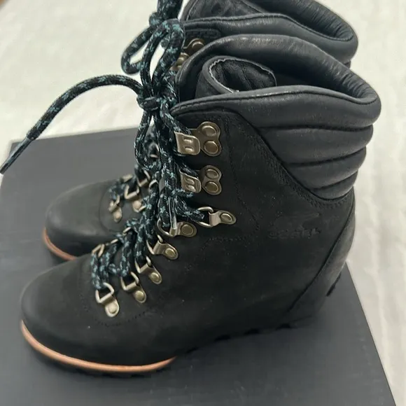 🐬 Sorel Conquest Black Suede Leather Hidden Wedge Boots