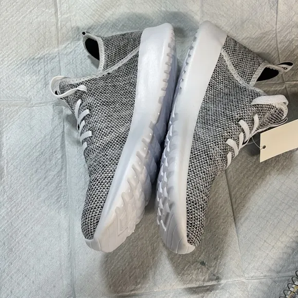 Adidas  cloud form streamlined lace up slip on  Gray and White Sneakers size 8