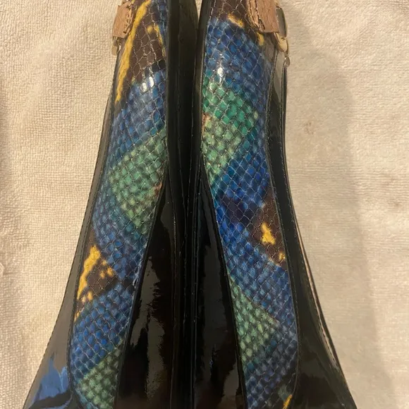 Amalfi by Rangoni Women’s Ibbie Black and Gold Flats with Elegant Gold Accent.