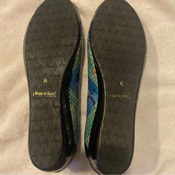 Amalfi by Rangoni Women’s Ibbie Black and Gold Flats with Elegant Gold Accent.