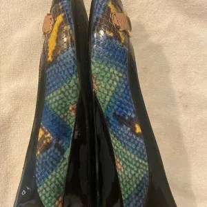 Amalfi by Rangoni Women’s Ibbie Black and Gold Flats with Elegant Gold Accent.
