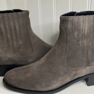 AQUATALIA Suede Chelsea boots Size 7.5 in Gray