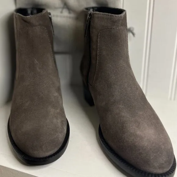 AQUATALIA Suede Chelsea boots Size 7.5 in Gray