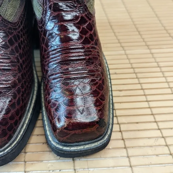 Ariat Alligator embossed Women’s  square toe black cherry leather boots size 5B