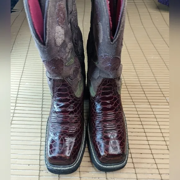 Ariat Alligator embossed Women’s  square toe black cherry leather boots size 5B