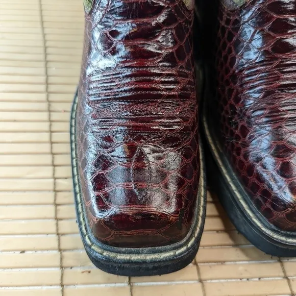 Ariat Alligator embossed Women’s  square toe black cherry leather boots size 5B
