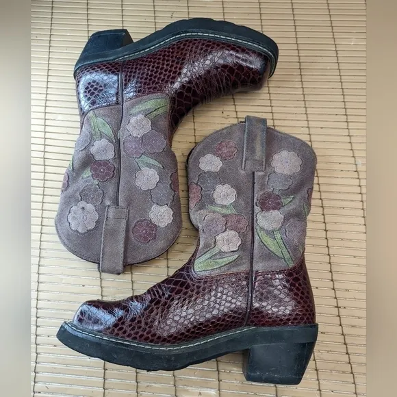Ariat Alligator embossed Women’s  square toe black cherry leather boots size 5B