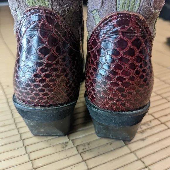 Ariat Alligator embossed Women’s  square toe black cherry leather boots size 5B