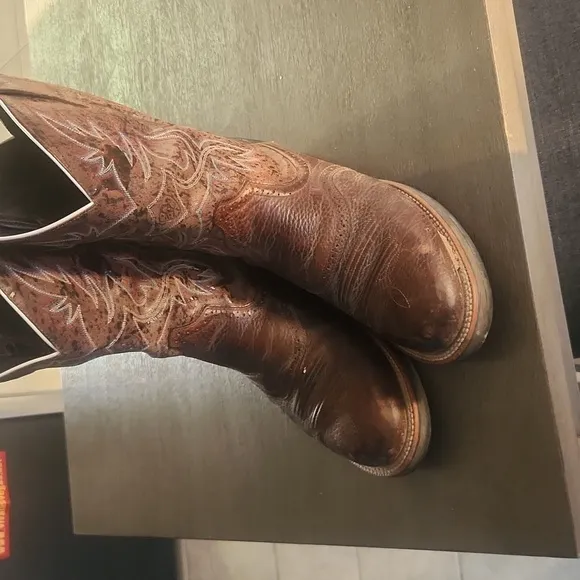 Ariat western round toe leather cowboy boots