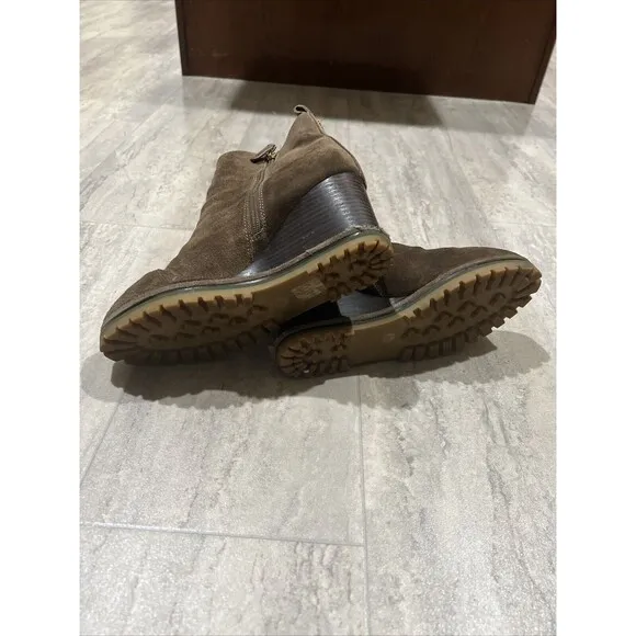 Authentic Tory Burch Lug Sole Wedge Boots Women’s  Brown Suede Size 9