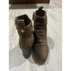 Authentic Tory Burch Lug Sole Wedge Boots Women’s  Brown Suede Size 9