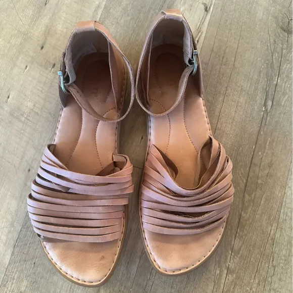 Born Margot Sandal in Earth suede