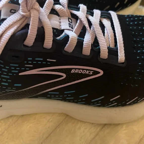 Brooks Women's Running Shoes - Navy and White with Touches of Lavender