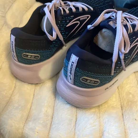 Brooks Women's Running Shoes - Navy and White with Touches of Lavender