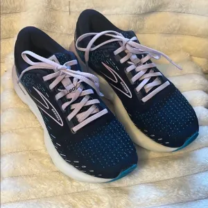 Brooks Women's Running Shoes - Navy and White with Touches of Lavender