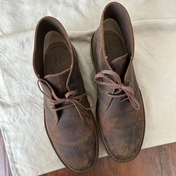 CLARKS Mens &quot;Roddey&quot; Chukka Boots Lace Up in Brown Leather