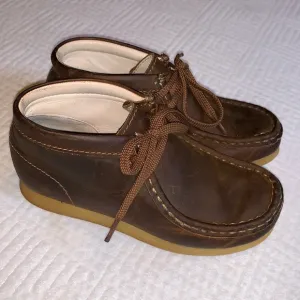 Clark’s Originals Wallabee Boots, Brown Leather, Size 1W