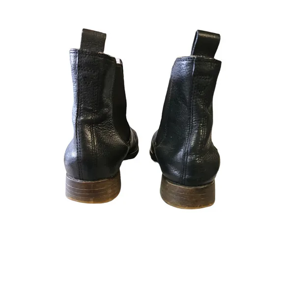 Clarks Women's Black Chelsea Boots Sz 5