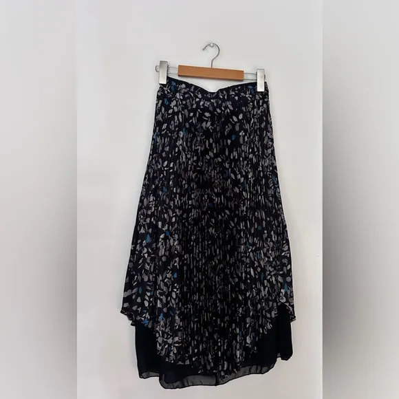 Club Monaco pleated lined Scooped Hem Pleat Skirt Navy small floral print