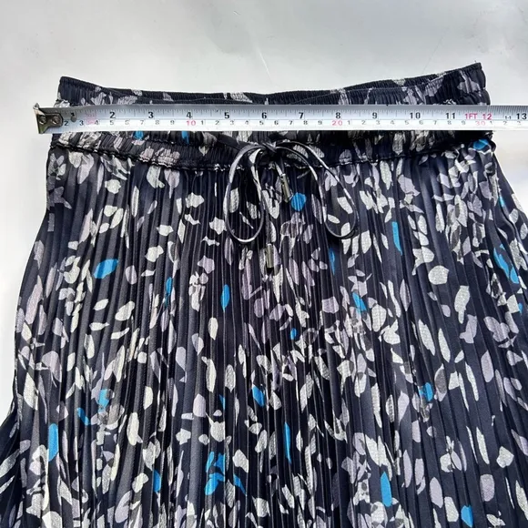 Club Monaco pleated lined Scooped Hem Pleat Skirt Navy small floral print