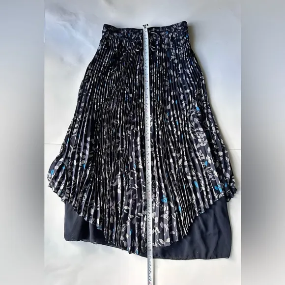 Club Monaco pleated lined Scooped Hem Pleat Skirt Navy small floral print
