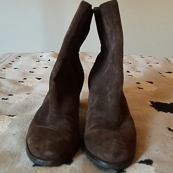 Cole Haan size 9 taupe/light brown suede boots