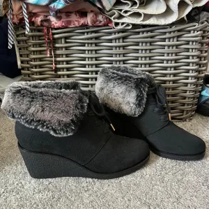 COLE HAAN SUEDE ANKLE BOOTS SIZE 6 BRAND NEW