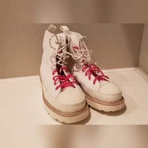 Converse unisex womens 10, mens 8,5 boots