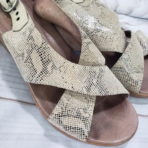 Dansko Jacinda Khaki Tan Snakeskin Leather Slingback Sandals Womens 37 Faux Wood