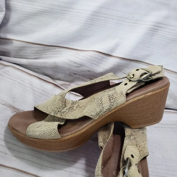 Dansko Jacinda Khaki Tan Snakeskin Leather Slingback Sandals Womens 37 Faux Wood