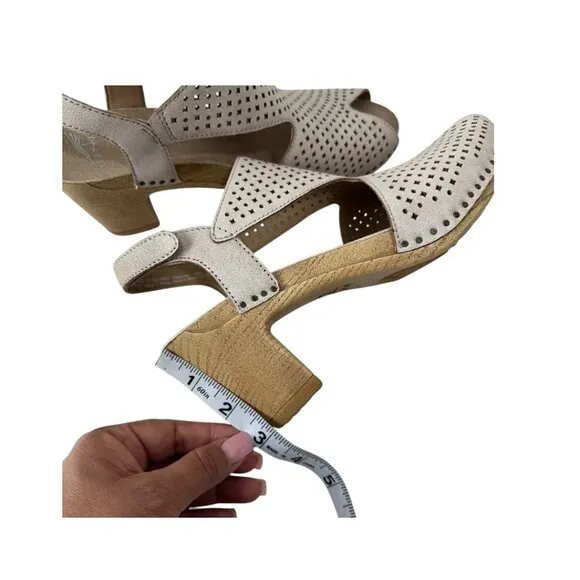 Dansko Teagan Womens Beige Perforated Leather Heeled Sandals SZ 40 EU/ 9.5-10 US