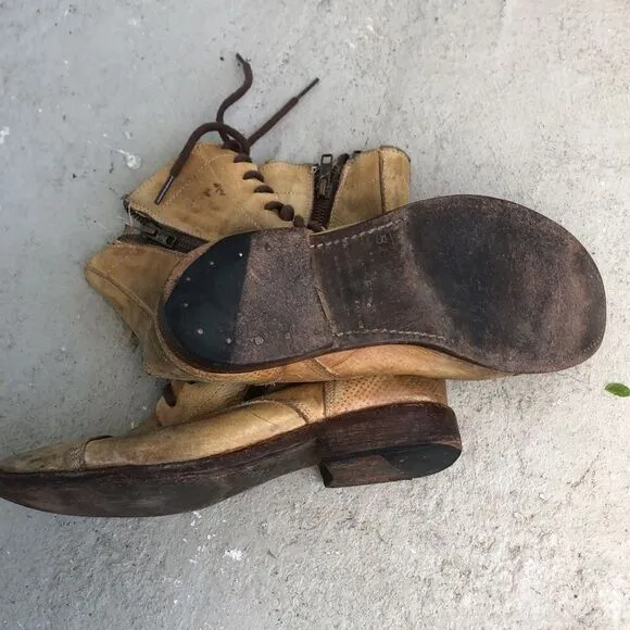 Distressed Bed/Stu boots