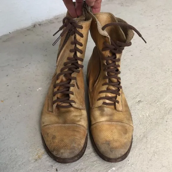 Distressed Bed/Stu boots