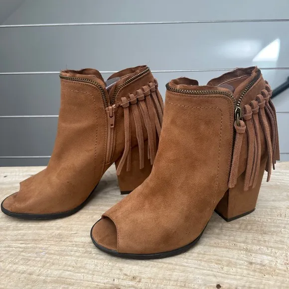 Dolce Vita Cognic Promise Tan Brown Suede Peep-Toe Fringe Ankle Boot Winter 9.5