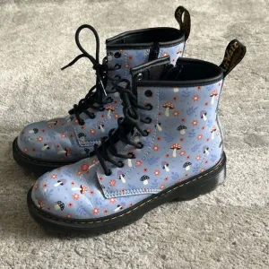 Dr Doc Martens Boots Girls 4 Woodland Mushroom Floral Blue Patent Leather Zip