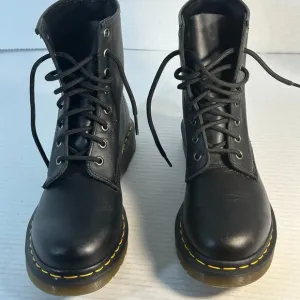 Dr. Martens L-size 8 Black Boots