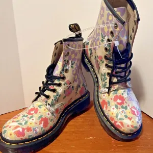 Dr Martens Womens Boots 1460 Parchment Beige Floral 8 Eye Hole Backhand 6 US