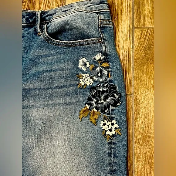 Driftwood Kelly Embroidered Floral Bluebell Flare Jean Size 14