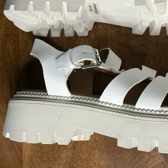 DV by Dolce Vita White Faux Leather Loera Fisherman Chunky Sandals Womens Size 8