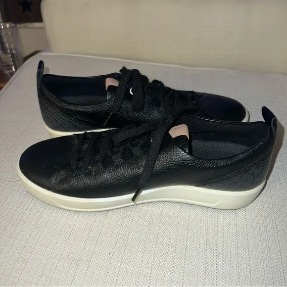 Ecco Womens Size 9W Golf Shoe Black Leather Lace Up Sneaker Spikeless Sneaker