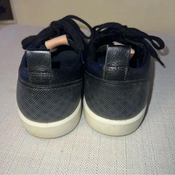 Ecco Womens Size 9W Golf Shoe Black Leather Lace Up Sneaker Spikeless Sneaker