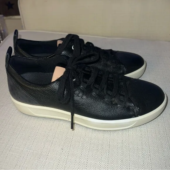 Ecco Womens Size 9W Golf Shoe Black Leather Lace Up Sneaker Spikeless Sneaker