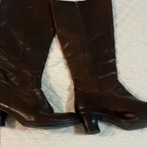 Elegant Brown Leather Women's Boots