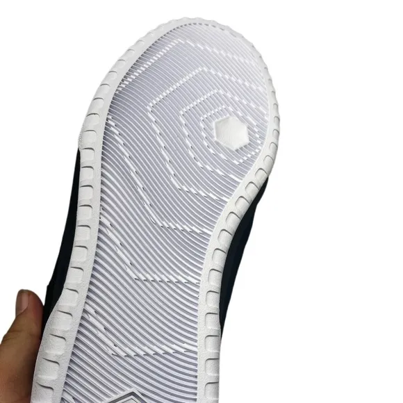 Es Quattro size 8.5 black and white brand new suede skateboarding shoes