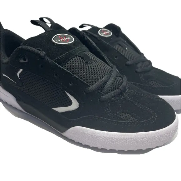 Es Quattro size 8.5 black and white brand new suede skateboarding shoes
