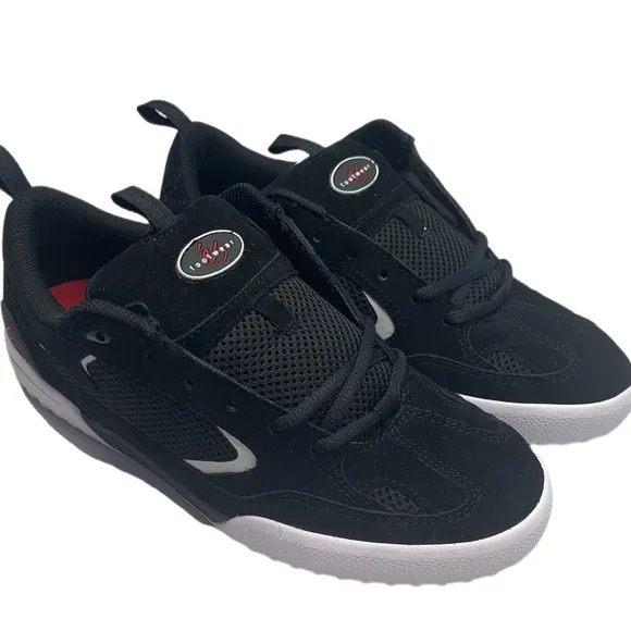 Es Quattro size 8.5 black and white brand new suede skateboarding shoes