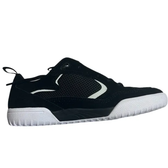 Es Quattro size 8.5 black and white brand new suede skateboarding shoes