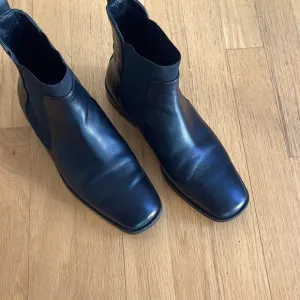 Everlane Italian leather Chelsea Boots US 7