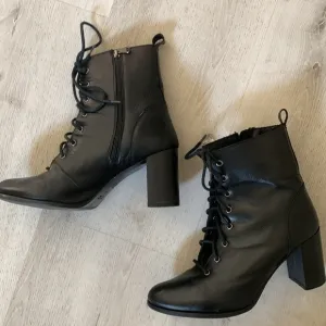 Fabianelli Leather Heel lace up boots